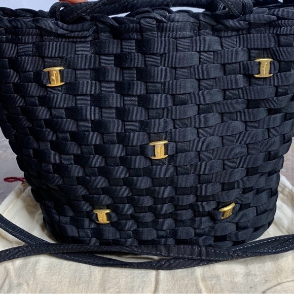 Authentic vintage Salvatore Ferragamo black bucket crossbody bag - Picture 3 of 9